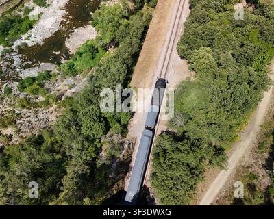 Luftaufnahme eines historischen Dampfzuges durch den Cévennenwald nahe Anduze, Frankreich Stockfoto