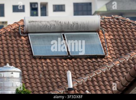 Solarwarmwasseranlage auf einem Wohndach mit Ziegeln installiert Stockfoto