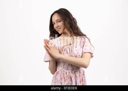 Entzückte junge Frau klatscht vor Freude und echter Begeisterung in die Hände Stockfoto