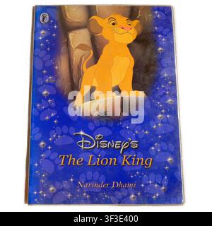 Fotografie von Disneys Der König der Löwen von Narinder Dhami, Taschenbuch-Frontcover auf hellem Hintergrund. Studioeinrichtung Stockfoto
