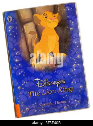 Fotografie von Disneys Der König der Löwen von Narinder Dhami, Taschenbuch-Frontcover auf hellem Hintergrund. Studioeinrichtung Stockfoto