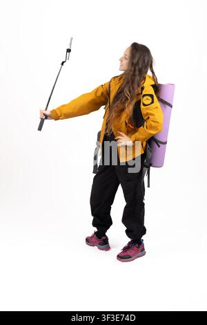 Touristin mit Rucksack, die mit einem Selfie-Stick ein Selfie macht Stockfoto
