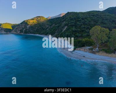 Hohe Draufsicht-Drohnenaufnahme der Küste von Lukova und der Vegetation Stockfoto