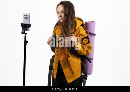 Junge Bloggerin filmt Video-Inhalte mit Stativaufbau Stockfoto