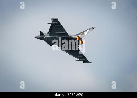Ein Eurofighter Typhoon der italienischen Luftwaffe während einer Flugschau auf der Farnborough International Airshow in Hampshire am 23. Juli 2026. Stockfoto