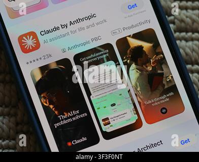 Nahaufnahme der Claude-Downloadseite von Anthropic auf einem Smartphone, die Chatbot-Halluzinationen, falsche Zusicherungen und menschenähnliche KI-Gespräche hervorhebt Stockfoto