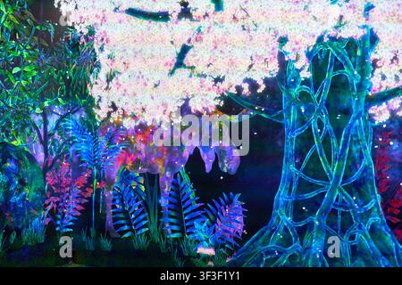 Eine lebendige, immersive digitale Kunstinstallation mit projizierten Kirschblüten und tropischen Blättern. Die Szene zeigt einen leuchtenden Baum Stockfoto