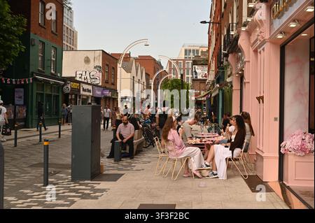 Menschen genießen das Essen im Freien auf der Fußgängerzone Liffey Street im Stadtzentrum von Dublin, Irland. Stockfoto