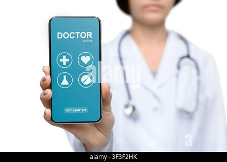 Arzt hält Telefon mit Online-medizinischen Dienstleistungen auf dem Bildschirm Stockfoto