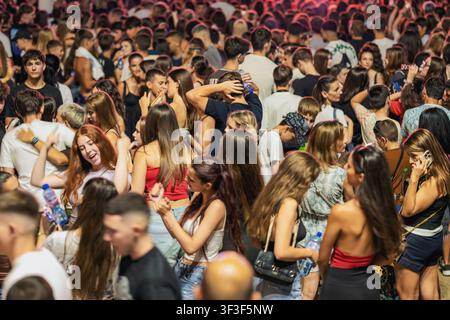 Burgas, Bulgarien – 18. Juli 2026: Menge junger Menschen, die an einer öffentlichen Musikveranstaltung im Freien teilnehmen, Sommernachtleben, Massenversammlung, Jugendkultur Stockfoto