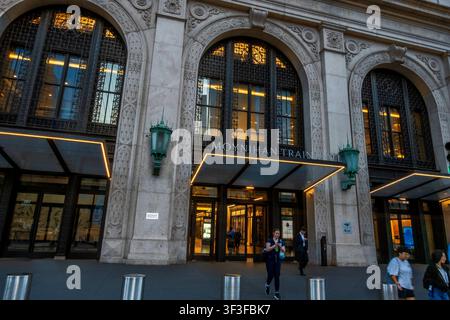 New York, NY - USA - 20. Jul 2026 Nahaufnahme des Eingangs der Moynihan Train Hall in New York City, verzierte Steinbögen und leuchtende Innenlichter rahmen den Eingang ein Stockfoto