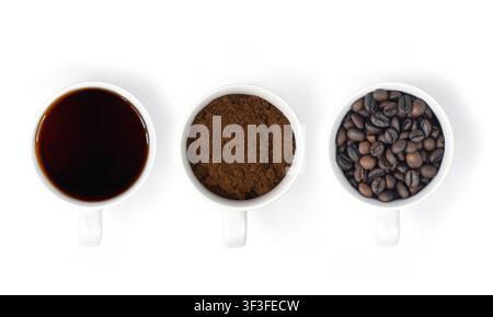 Schwarzer Kaffee, Kaffeepulver und geröstete Bohnen, die in drei weißen Tassen auf weißem Hintergrund präsentiert werden, geeignet für Kaffeebestandteile, Café-Menü Stockfoto