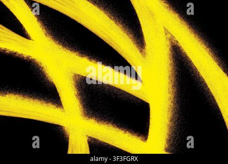 Abstrakte helle gelbe Sprühstriche und Graffiti-Linien auf schwarzem Hintergrund Stockfoto