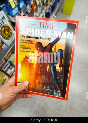 DALLAS, TX, USA - 19. JULI 2026: Eine Person hält eine Sonderausgabe der Zeitschrift Time mit Spider-Man in einem Ladenregal. Das Cover hebt hervor Stockfoto