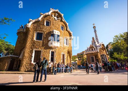 Barcelona, Spanien - 16. April 2026: Ingwerbrot- und Märchenhäuser mit Besuchern im Park Güell, entworfen vom berühmten Architekten Antoni Gaudí. Stockfoto