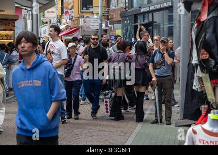Tokio, Japan – 14. April 2026: Zwei Mädchen mit Miniröcken unter der Menge auf der Takeshita-Straße, Harakuju, Shibuya Stockfoto