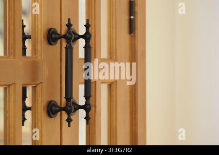 Nahaufnahme eines Türgriffs in einem modernen Innenraum Stockfoto