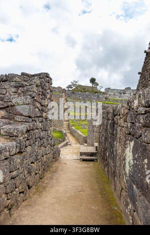 Blick auf die alten Steinruinen und engen Pfade von Machu Picchu in Cusco, Cusco, Peru. Stockfoto