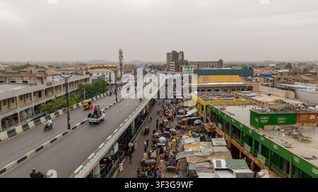 Luftaufnahme der geschäftigen Stadt Kano mit einer hochliegenden Autobahn, belebten Marktständen und Verkehr in Kano, Kano, Nigeria. Stockfoto