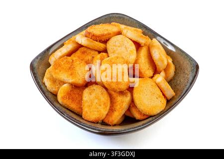 Mit Rindfleisch gewürzte knusprige gebackene Mini-Brotcroutons, knuspriger Snack in einer Schüssel Stockfoto