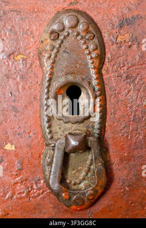 Ein altes Metallschloss mit einem Ornament. Ein altes abgenutztes Schloss. Stockfoto