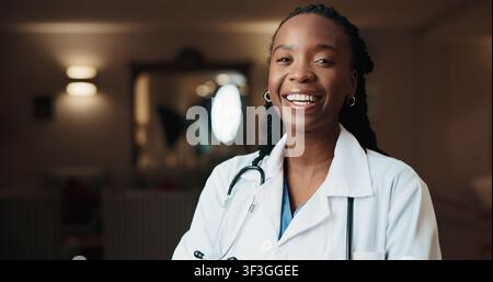 Frau, Porträt und glücklich im Gesundheitswesen mit Arzt im Krankenhaus, medizinische Hilfe und Chirurg mit Ambition. Stolz, Selbstvertrauen und afrikanische Frau Stockfoto