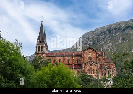 Basilika von Santa Maria la Real de Covadonga und Bergkulisse im Nationalpark Picos de Europa, Asturien, Spanien. Stockfoto
