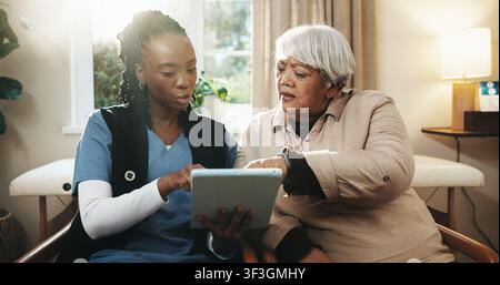 Krankenschwester, Tablet und Gespräch mit einer alten Frau zu Hause zur Diagnose, medizinischen Ergebnissen oder Nachbesprechung. App, Gesundheitsversorgung und Seniorpatientin mit Betreuerin im Stockfoto