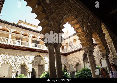 Sevilla, Andalusien, Spanien, 15. Juli 2026: Verschlungene Bögen und geschnitzter Stuck des Innenhofes der Jungfrauen im Palast Pedro I innerhalb des historischen Roya Stockfoto