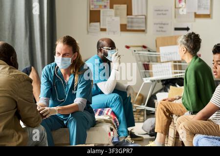Gesundheitsarbeiter unterstützen Patienten in Notunterkünften Stockfoto