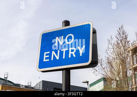 Rechteckiges blaues „Kein Zutritt“-Verkehrsschild auf Metallpfahl Stockfoto