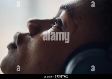 Schwarzer Mann hört Audio für mentale Gesundheit Stockfoto
