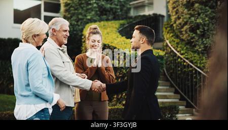 Senior, Paar und Treffen der Eltern mit Händedruck zur Vorstellung, Besichtigung oder Begrüßung auf dem Grundstück. Ältere, erwachsene Tochter und schüttelt die Hand mit dem Mann Stockfoto