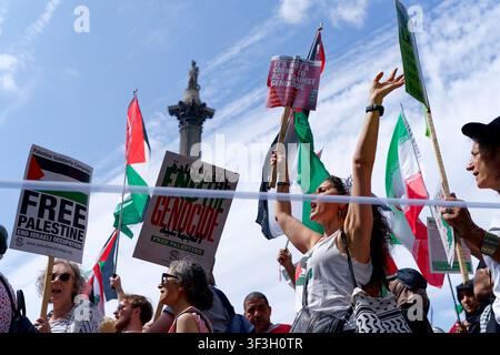 Tausende von Demonstranten marschieren vom Russell Square zu einer Kundgebung in der Downing Street. Nationaler Marsch für Palästina, London Stockfoto