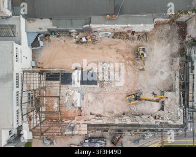 Luftbild der Abrissstätte der SHP Harmanec Papierfabriken mit Baggern und Schutt in Harmanec, Banskobystricky kraj, Slowakei. Stockfoto