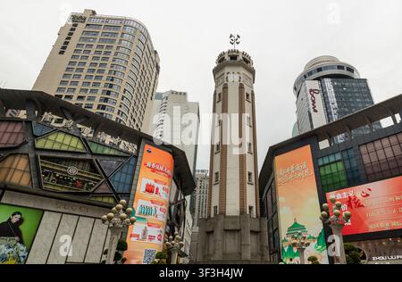 Chongqing, China – 11. Jun 2026 – Als Zeugnis der Geschichte ragt das ikonische Befreiungsdenkmal von Chongqing hoch inmitten eines Meeres aus modernem Glas und Stahl Stockfoto