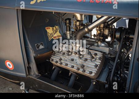Detail eines Edelbrock-Flachkopf-V8-Motors mit zwei Vergasern in einem Ford Roadster Hot Rod von 1932 beim Costa Brava Vintage Race. Stockfoto