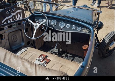Innenansicht des Cockpits und Armaturenbretts eines 1932er Ford Roadster Hot Rod mit Edelbrock-Komponenten beim Costa Brava Vintage Race. Stockfoto