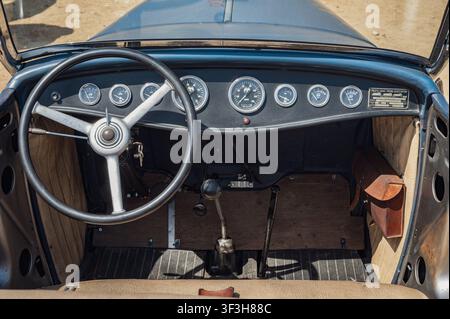 Top-Down-Innenansicht des Armaturenbretts und Cockpits in einem Ford Roadster Hot Rod von 1932 beim Costa Brava Vintage Race. Stockfoto