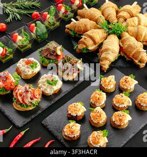 Elegantes Buffet mit verschiedenen Gourmet-Party-Snacks Stockfoto