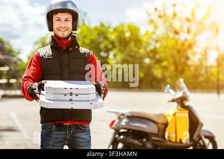Fröhliche Kurier Hält Pizza-Boxen Lächelnd Kamera Stehend Im Freien Stockfoto