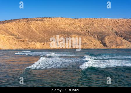 Surfer, die im Atlantik bei Imsouane in Marokko Wellen reiten Stockfoto