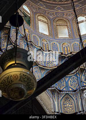 Traditionelle hängende Laterne, die die reich verzierte Kuppel in der Al-Rifa'i-Moschee im historischen Kairo, Kairo, Ägypten, einrahmt. Stockfoto