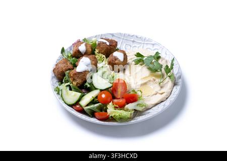 Falafel mit Hummus und frischem Salat isoliert auf weißem Hintergrund Stockfoto