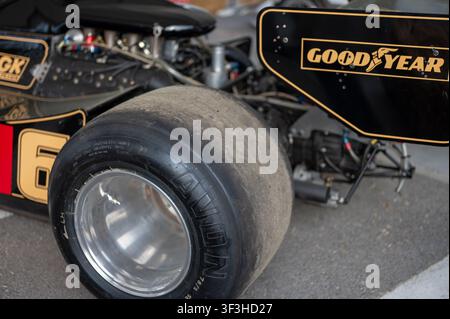 Nahaufnahme des breiten Heckprofils und der Heckflügel eines klassischen Formel-1-Rennwagens, Lotus 78 von 1977, mit John Player Special-Lackierung. Stockfoto