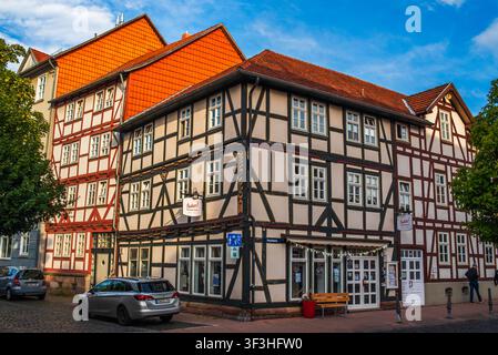 ESCHWEGE, DEUTSCHLAND - 1. AUGUST 2025: Straßenansicht mit charmanten Fachwerkhäusern im mittelalterlichen Stil in Eschwege, Hessen, Deutschland Stockfoto