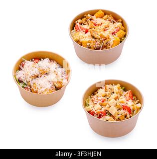 Drei Pappbehälter enthalten köstliche Caesar-Salate mit Huhn. Gourmet-Gesundheitsessen isoliert auf weißem Hintergrund. - Fotomontage Stockfoto