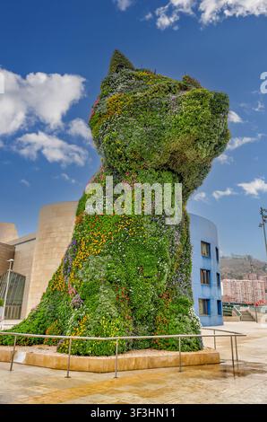 Puppy (1992) von Jeff Koons vor dem Guggenheim Museum Bilbao in Bilbao, Baskenland, Spanien. Stockfoto