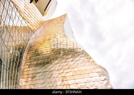 Außenfassade des Guggenheim-Museums Bilbao, entworfen von Frank Gehry in Bilbao, Spanien. Stockfoto