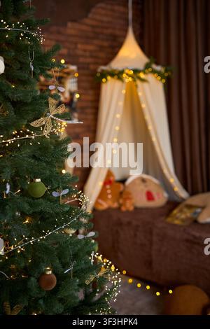Ein vertikales, gemütliches Urlaubsfoto, das einen detaillierten Weihnachtsbaum zeigt, der mit einzigartigen Libellenornamenten und Lichterketten geschmückt ist, mit einem verträumten, sanften Stockfoto
